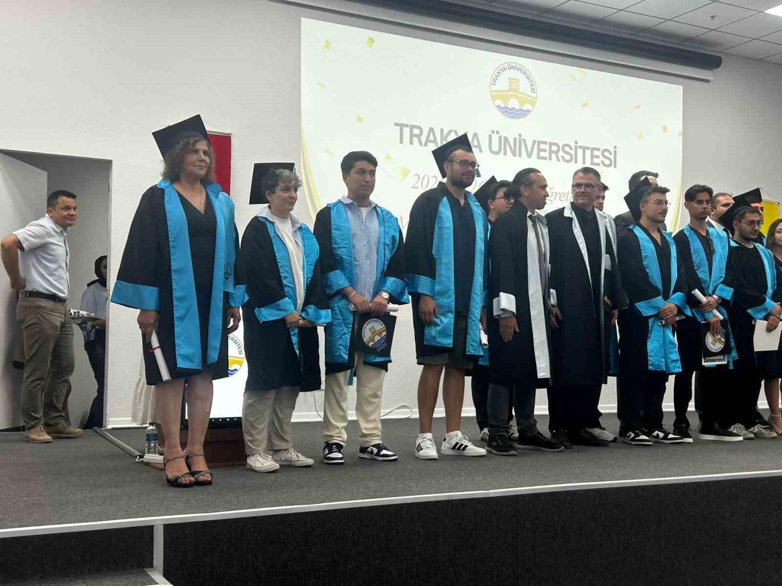 torun yasindaki ogrencilerle ayni siralari paylasti 62 yasinda mezun oldu 4 M6bODpNC