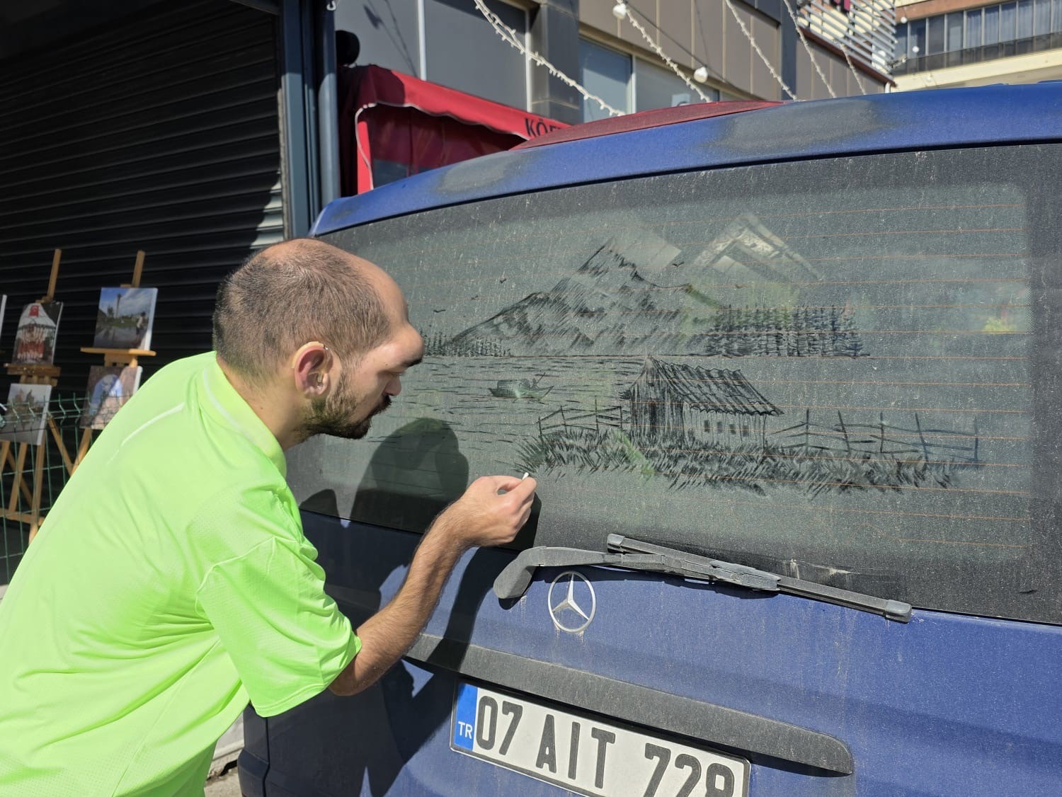 Tozlu araç görünce dayanamıyor, camları sanat eserine dönüştürüyor 5 tozlu arac gorunce dayanamiyor camlari sanat eserine donusturuyor 1 2tvc27IN