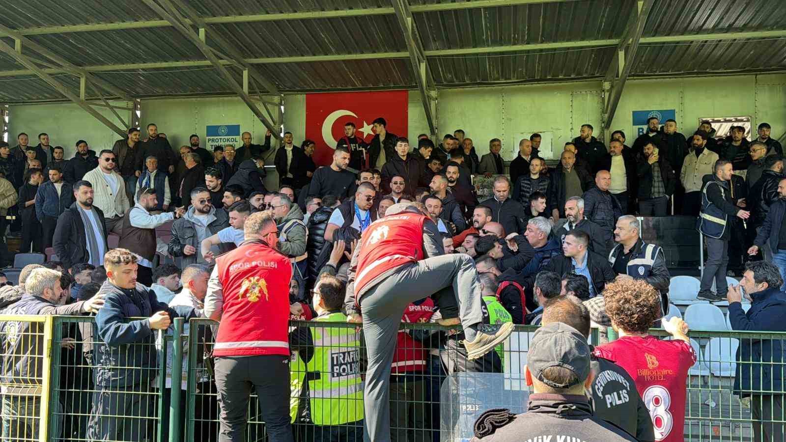 Trabzon 1. Amatör Küme Play-Off maçı sonrası tribünde kavga 4 trabzon 1 amator kume play off maci sonrasi tribunde kavga 0 aE2CgSnA