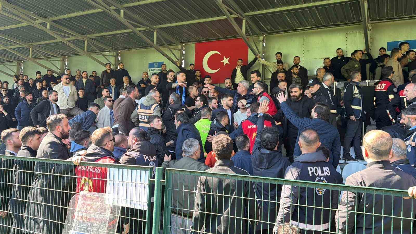 Trabzon 1. Amatör Küme Play-Off maçı sonrası tribünde kavga 5 trabzon 1 amator kume play off maci sonrasi tribunde kavga 1 bplk91Hz
