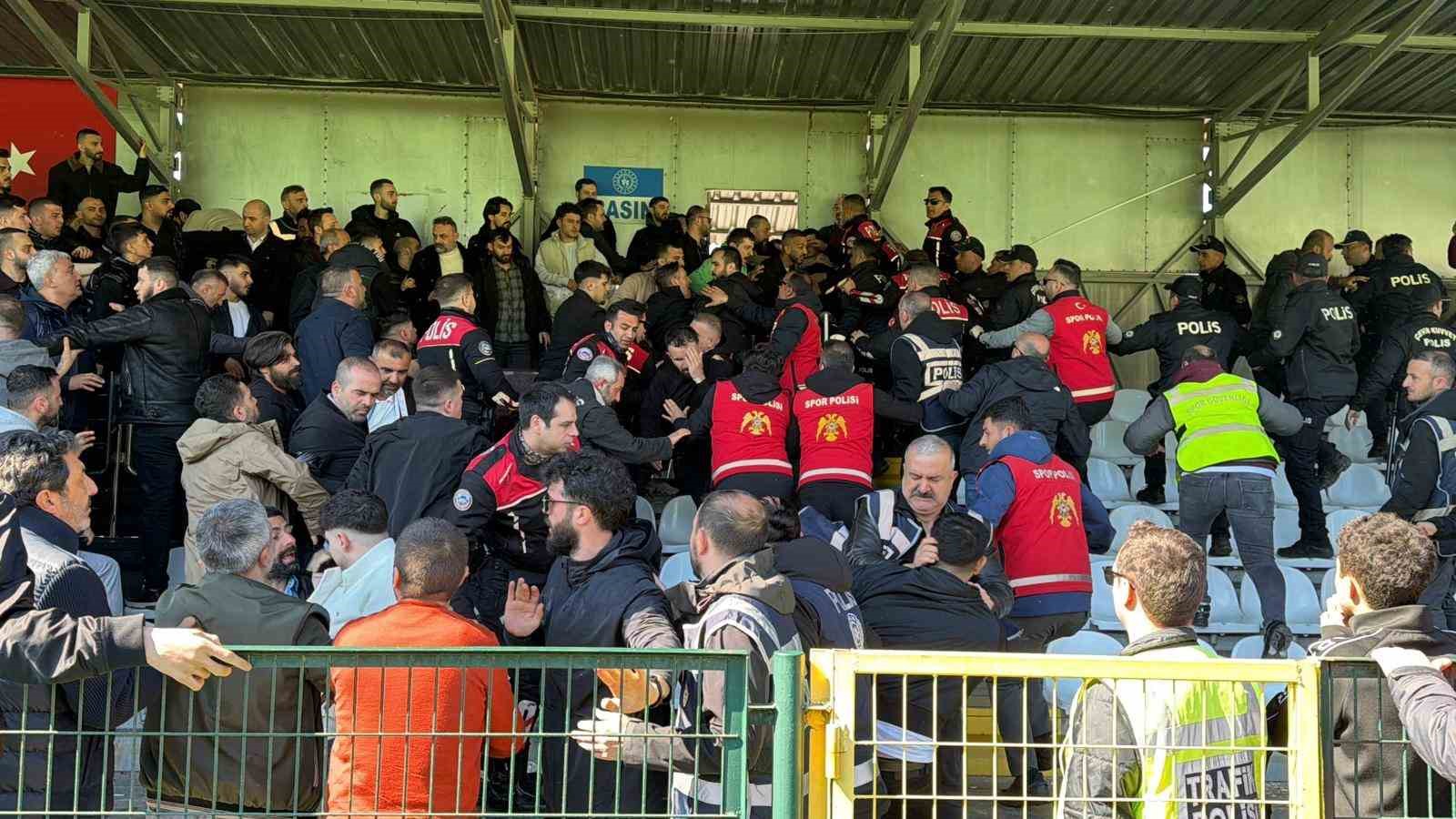 Trabzon 1. Amatör Küme Play-Off maçı sonrası tribünde kavga 6 trabzon 1 amator kume play off maci sonrasi tribunde kavga 2 ZvgssgS7
