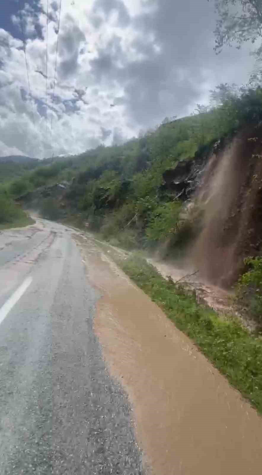 trabzon bayburt karayolunda ulasima sel engeli 0 TUqtm39M