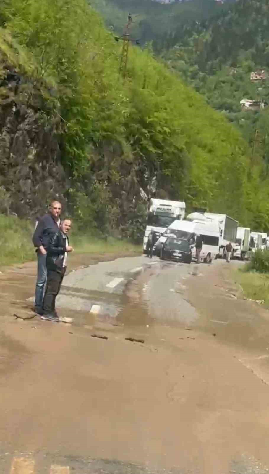 trabzon bayburt karayolunda ulasima sel engeli 1 7t2EbapL