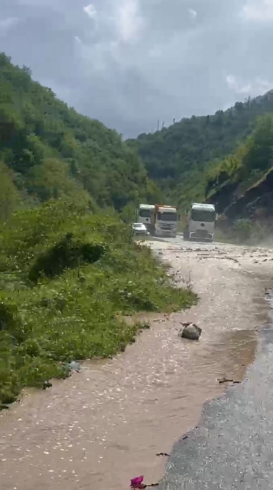 trabzon bayburt karayolunda ulasima sel engeli 2 5uUt1Eei