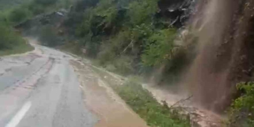 trabzon-bayburt-karayolunda-ulasima-sel-engeli-A7517cQK.jpg