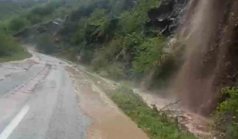 trabzon-bayburt-karayolunda-ulasima-sel-engeli-A7517cQK.jpg