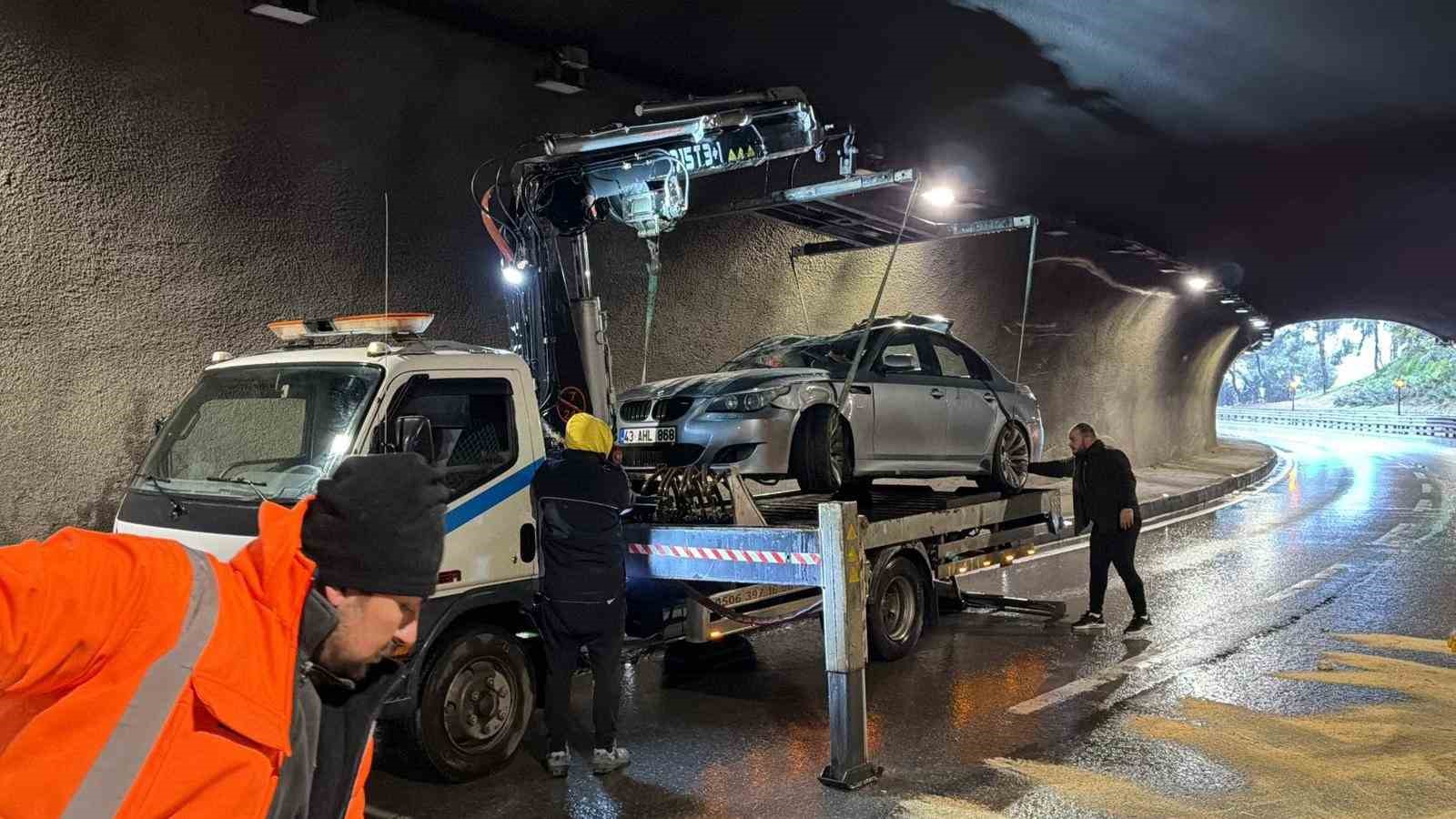 trabzon comlekci tunelinde kaza 2 yarali 2 AEQtcbIS