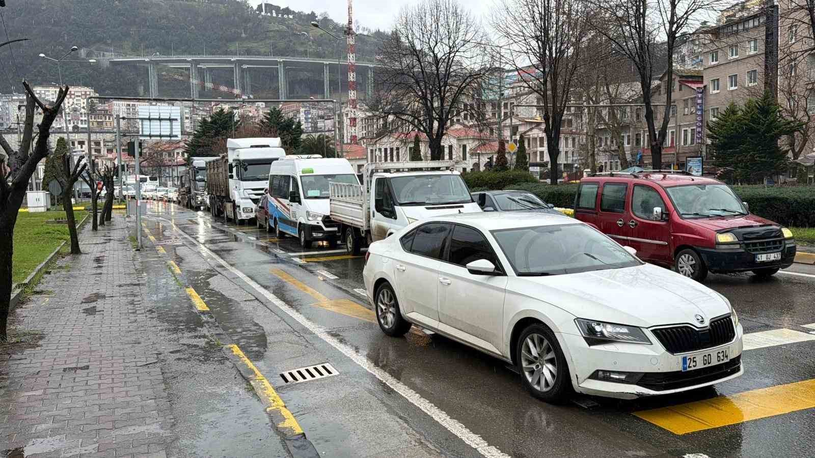 trabzon comlekci tunelinde kaza 2 yarali 3 Rn9F4jwW