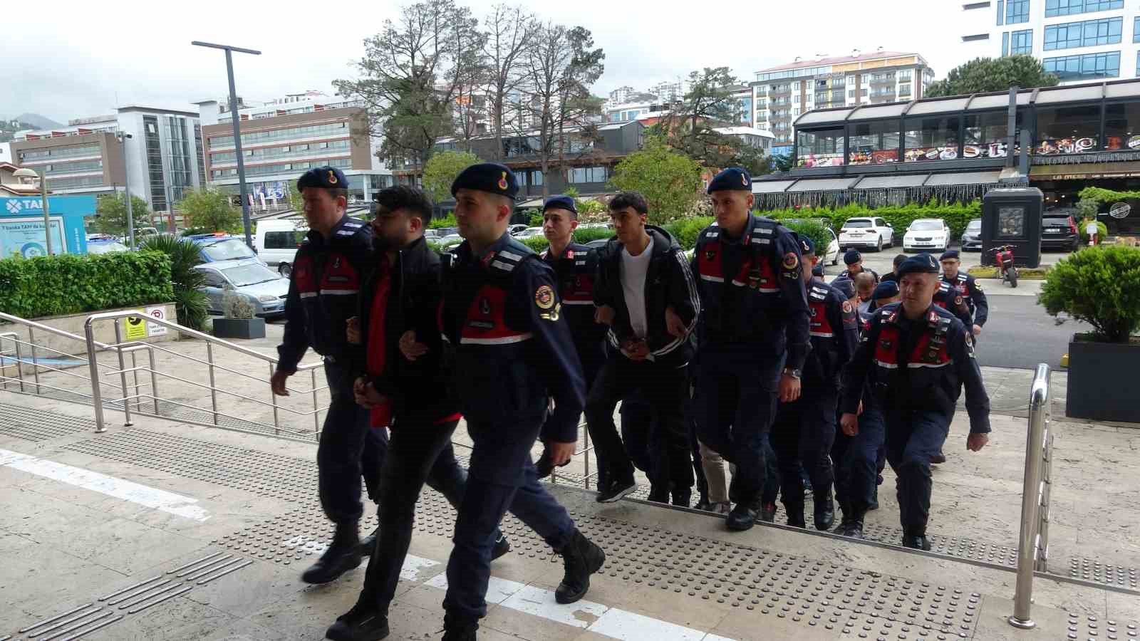 trabzon merkezli 5 ilde dolandiricilik operasyonunda gozaltina alinan 12 kisi adliyeye cikartildi 1 K6nJ5f5O