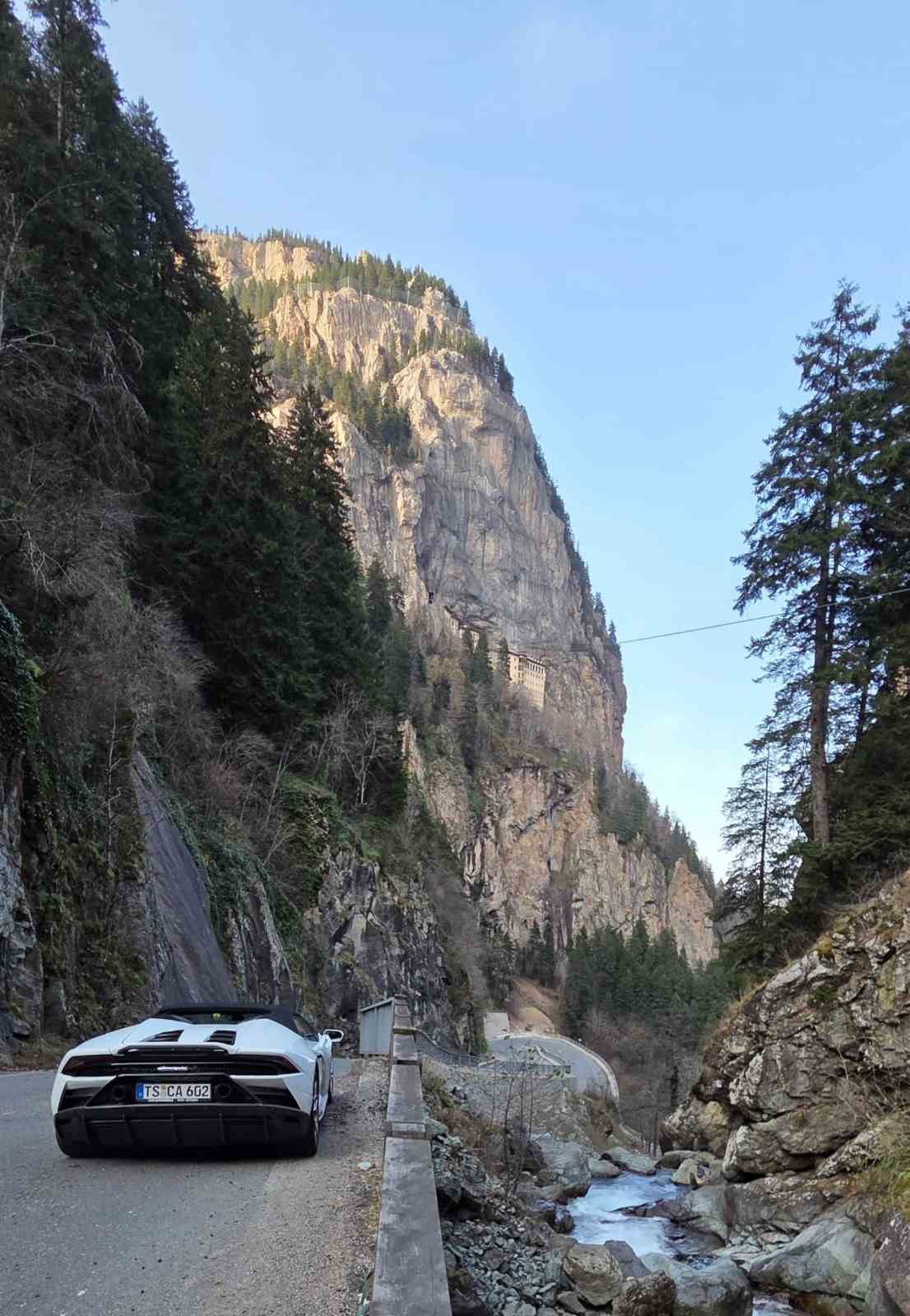 trabzona lamborghini ile geldi koy yollarinda ilgi odagi oldu 7 OPhd7t62