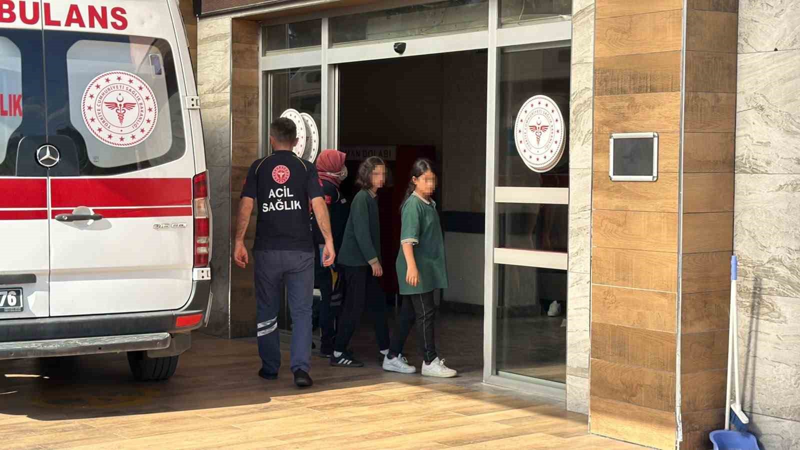 Trabzon’da 12 ortaokul öğrencisi zehirlenme şüphesiyle hastaneye kaldırıldı 4 trabzonda 12 ortaokul ogrencisi zehirlenme suphesiyle hastaneye kaldirildi 0