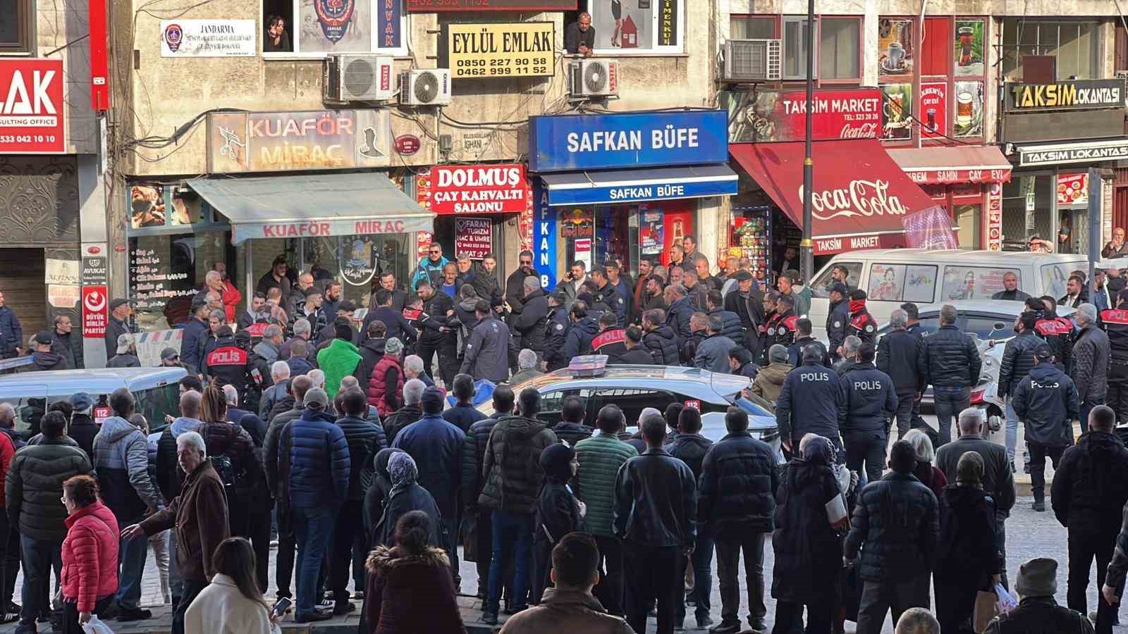 trabzonda bicakli kavga 1i agir 8 yarali 5 F8TSLPsb