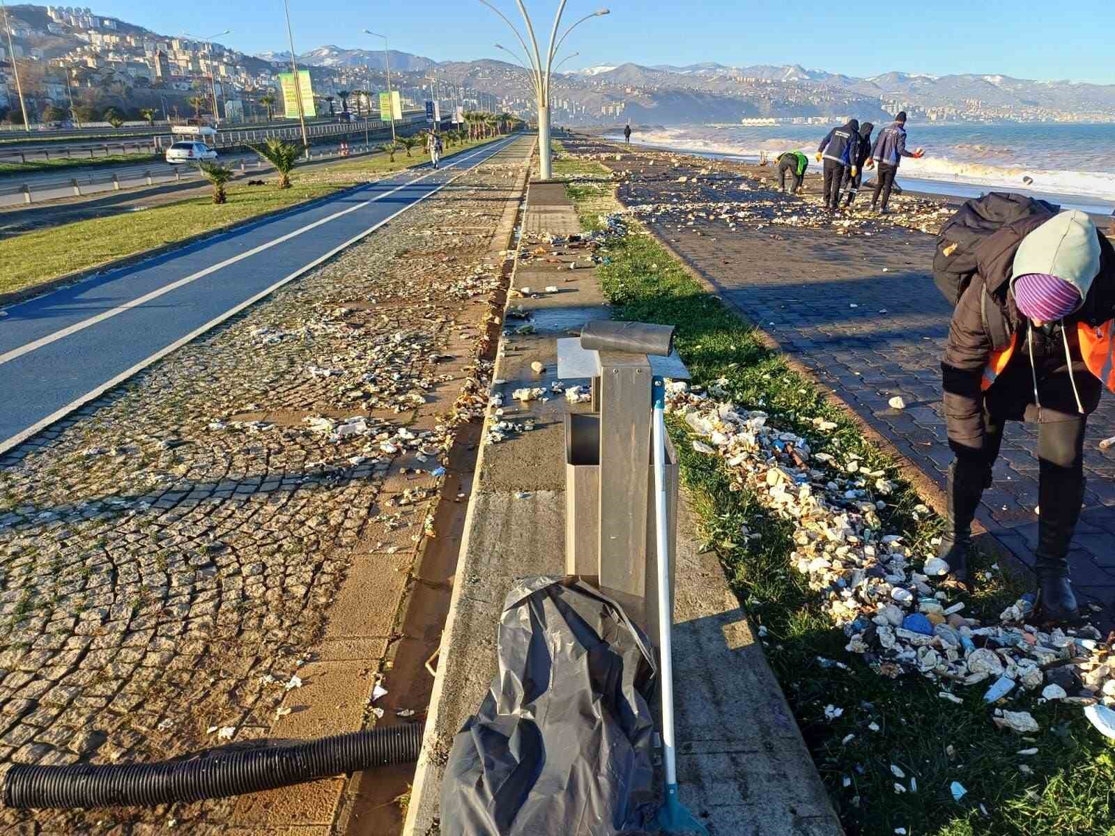 trabzonda firtinada dalgalarin sahile getirdigi atiklar temizleniyor 0 ZJQeB6GN