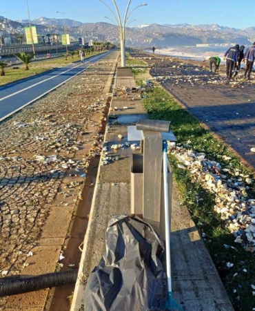 trabzonda-firtinada-dalgalarin-sahile-getirdigi-atiklar-temizleniyor-HbuTq2EH.jpg