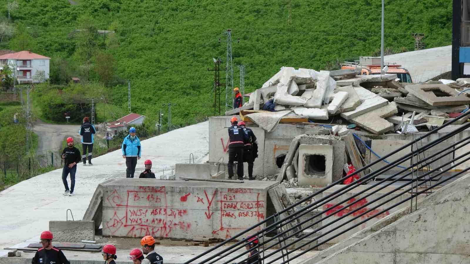 trabzonda gercegi aratmayan deprem tatbikati 2 ItcKYDLi