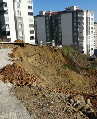 trabzonda-kacak-hafriyat-sahasinda-heyelan-alarmi-WcAkg5FA.jpg