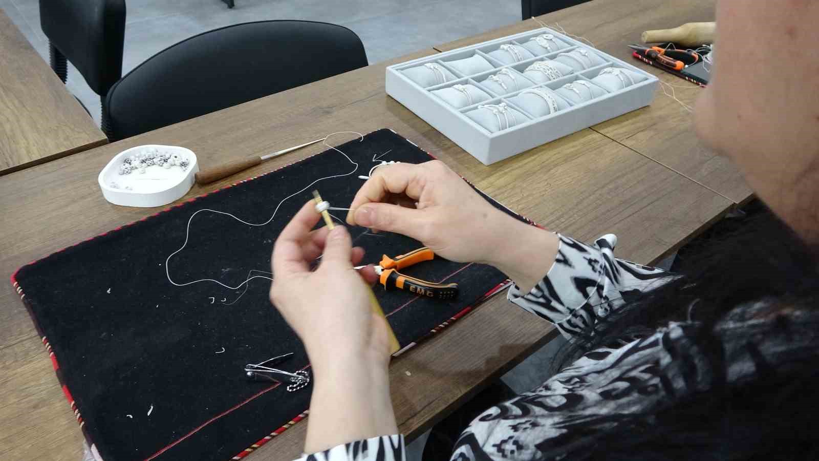 Trabzon’da kadın emeği üretime dönüşüyor: Yerel sanatlar dünyaya açılıyor 13 trabzonda kadin emegi uretime donusuyor yerel sanatlar dunyaya aciliyor 9 V3iNNybs
