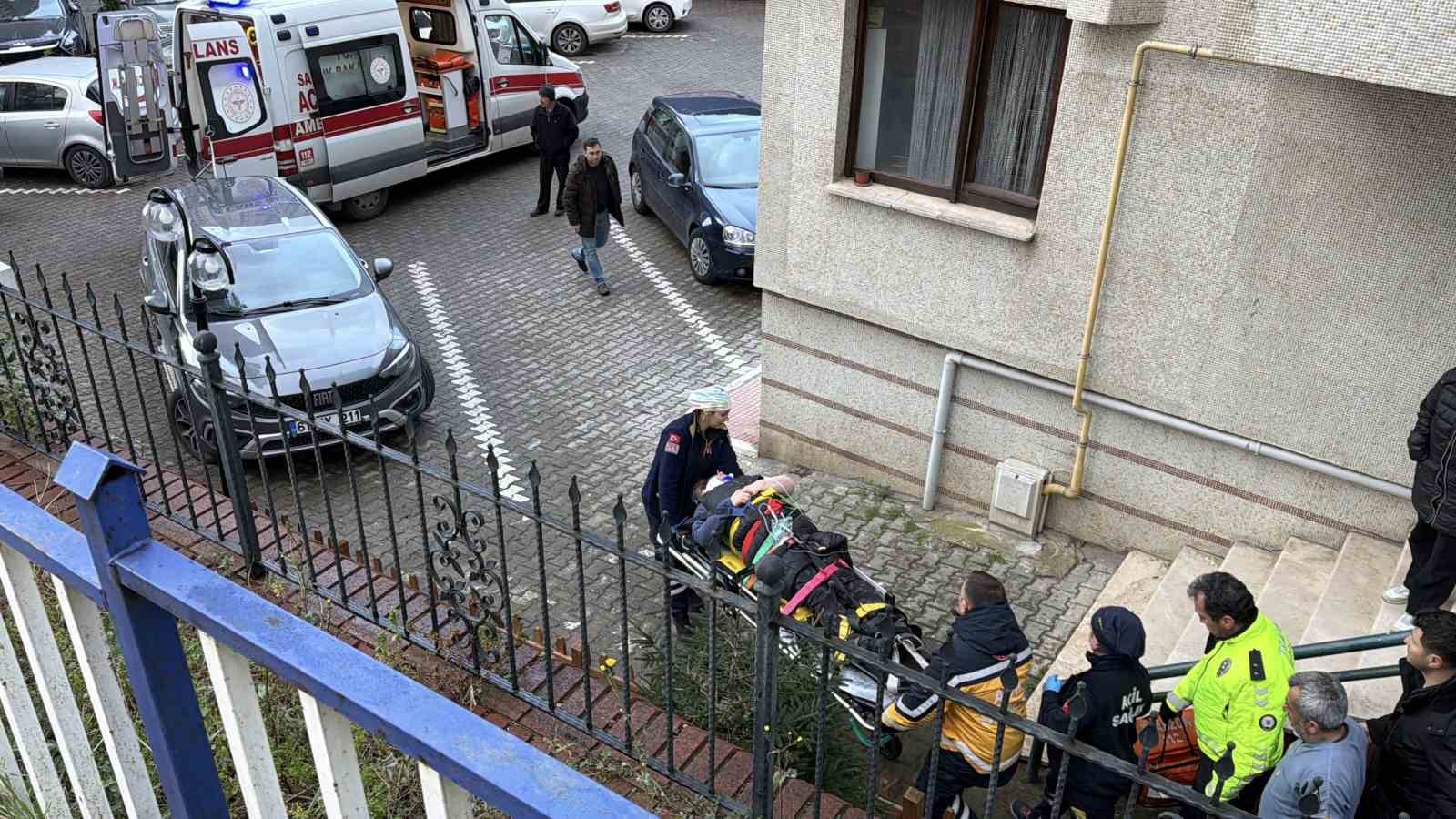 trabzonda kamyonet site bahcesine dustu 2 yarali 3 Fz8dPQWu