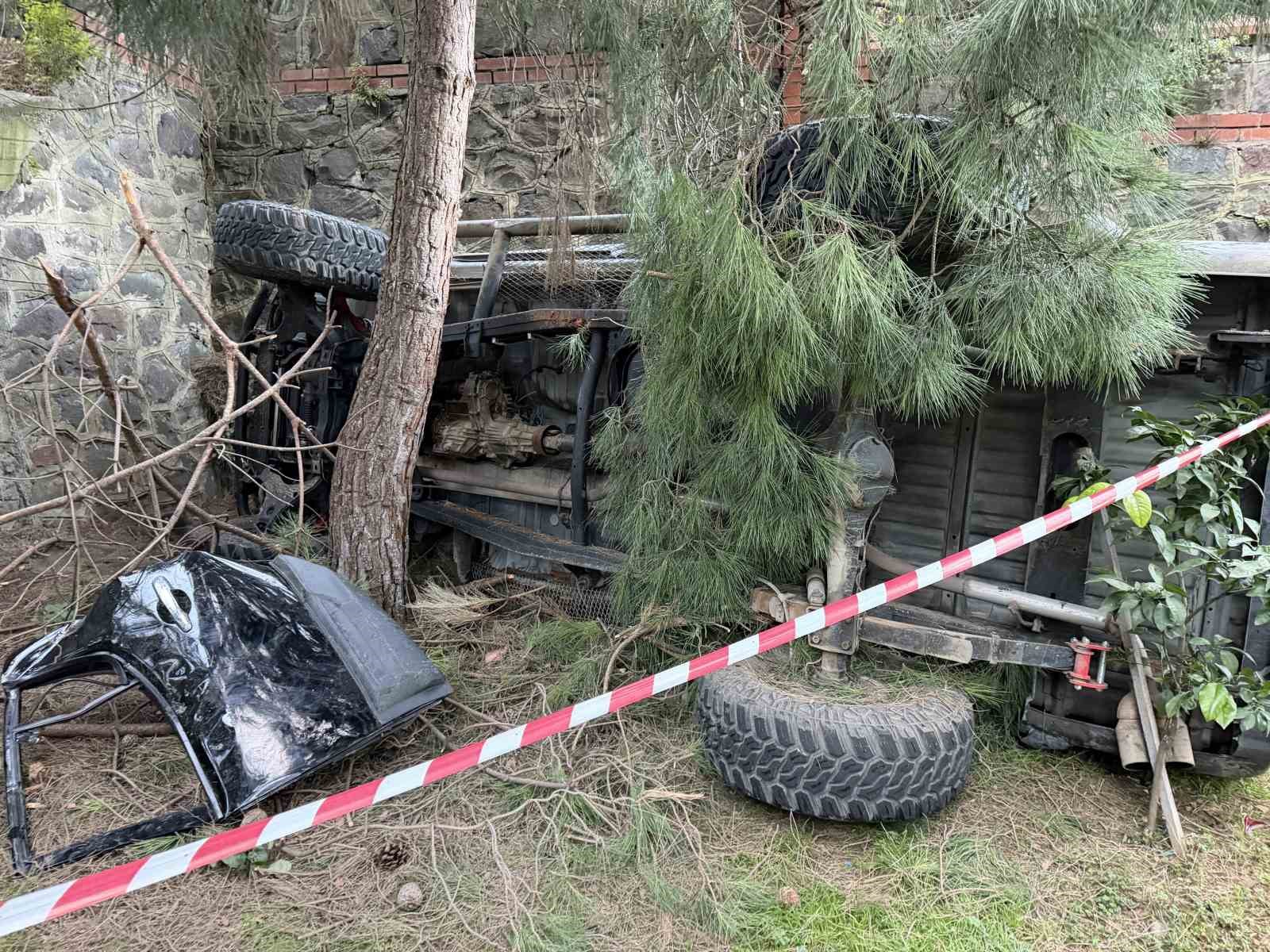 trabzonda kamyonet site bahcesine dustu 2 yarali 4 FWgJRd3d