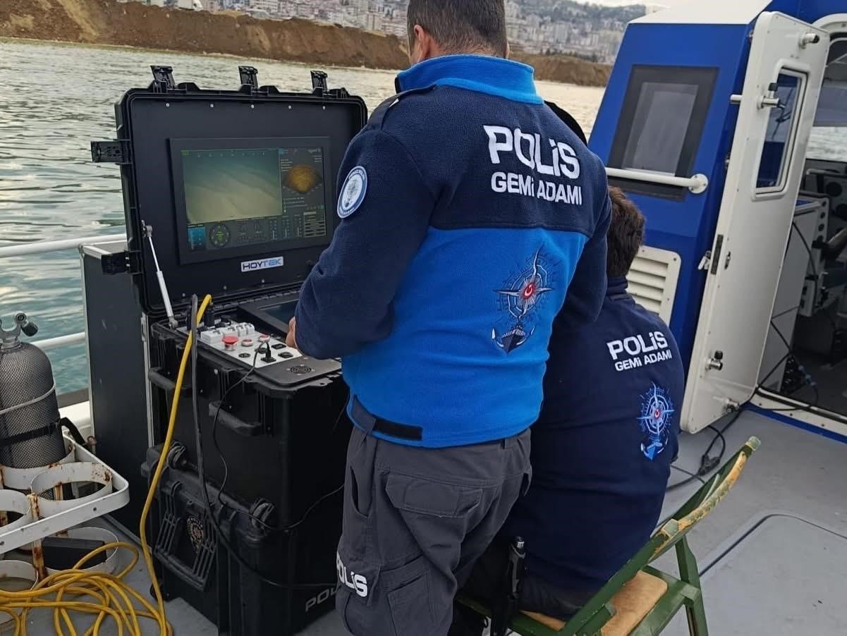 Trabzon’da kayıp genci arama çalışmalarına hava muhalefeti nedeniyle ara verildi 6 trabzonda kayip genci arama calismalarina hava muhalefeti nedeniyle ara verildi 2 nRCUjhHn