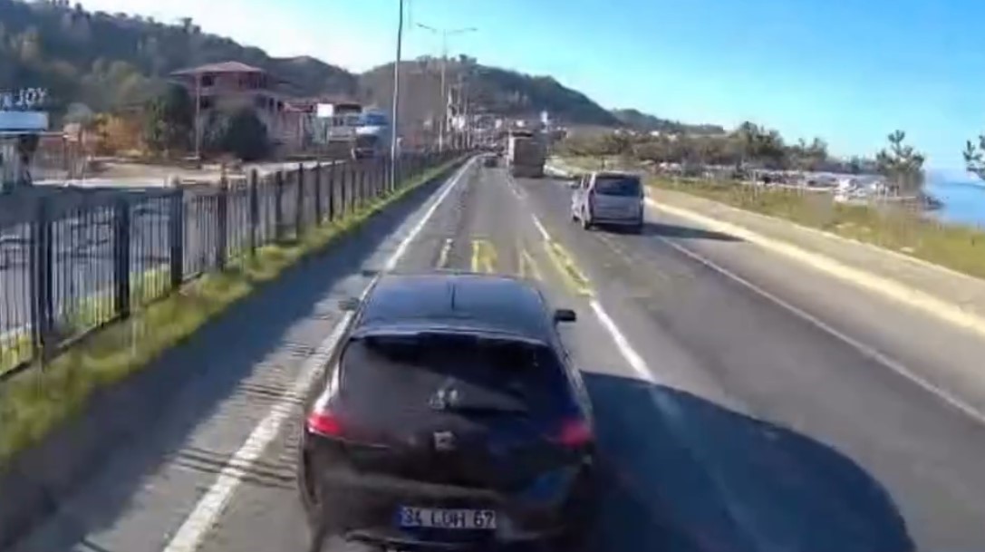 trabzonda kazaya davetiye cikartan yollar ve suruculer arac kameralarina yansidi 1 YJuq9r3e