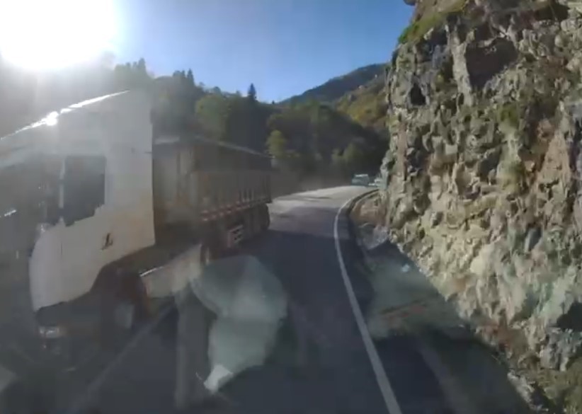 trabzonda kazaya davetiye cikartan yollar ve suruculer arac kameralarina yansidi 2 atnPfdJK