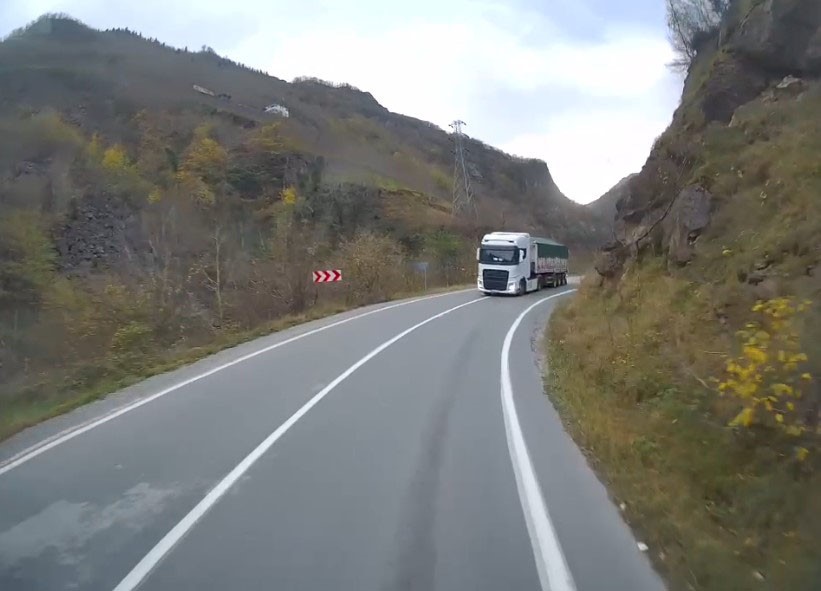 trabzonda kazaya davetiye cikartan yollar ve suruculer arac kameralarina yansidi 4 GnvVllSG