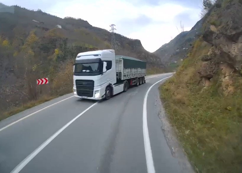 trabzonda kazaya davetiye cikartan yollar ve suruculer arac kameralarina yansidi 5 WfkNmjHE