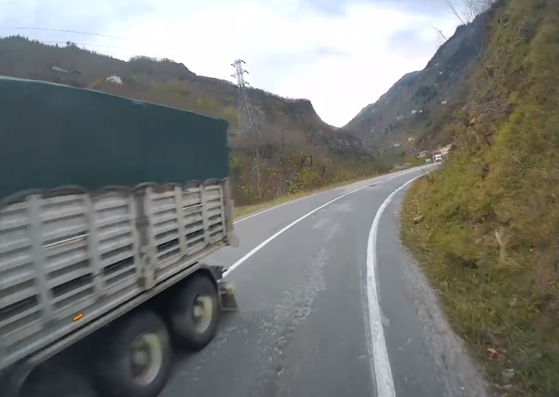 trabzonda kazaya davetiye cikartan yollar ve suruculer arac kameralarina yansidi 6 ACPNqBRY