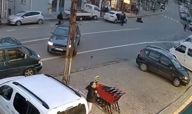 trabzonda otomobilin carptigi genc kadin metrelerce savruldu o anlar kamerada 1 vbhFGbDr