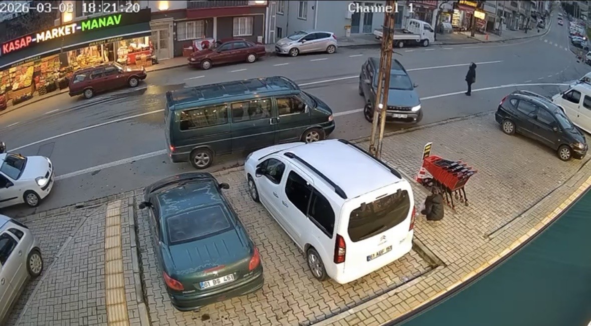 trabzonda otomobilin carptigi genc kadin metrelerce savruldu o anlar kamerada 2 TZrRc7ey