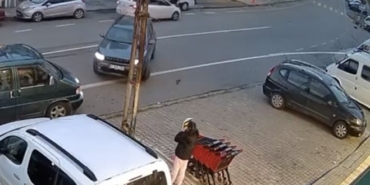 trabzonda-otomobilin-carptigi-genc-kadin-metrelerce-savruldu-o-anlar-kamerada-PYrV2R1M.jpg