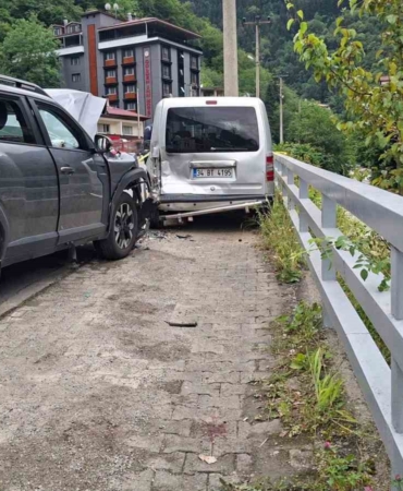 trabzonda-trafik-kazasi-7-arap-turist-yarali-MnL8JV23.jpg