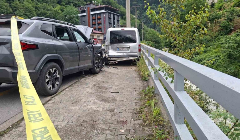 trabzonda-trafik-kazasi-7-arap-turist-yarali-MnL8JV23.jpg