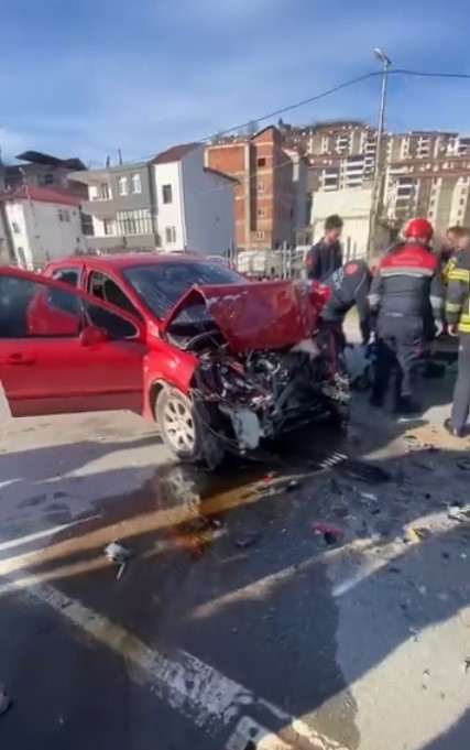 trabzonda yolcu indiren dolmusa arkadan gelen otomobil carpti 3 yarali 1 TZ5bXUrW