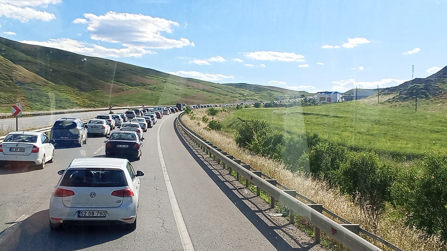 Trabzon’dan batıya dönüş kabusu: Ankara ve İzmir yolları tamamen kilitlendi 4 trabzondan batiya donus kabusu ankara ve izmir yollari tamamen kilitlendi 0 41TZWQNr