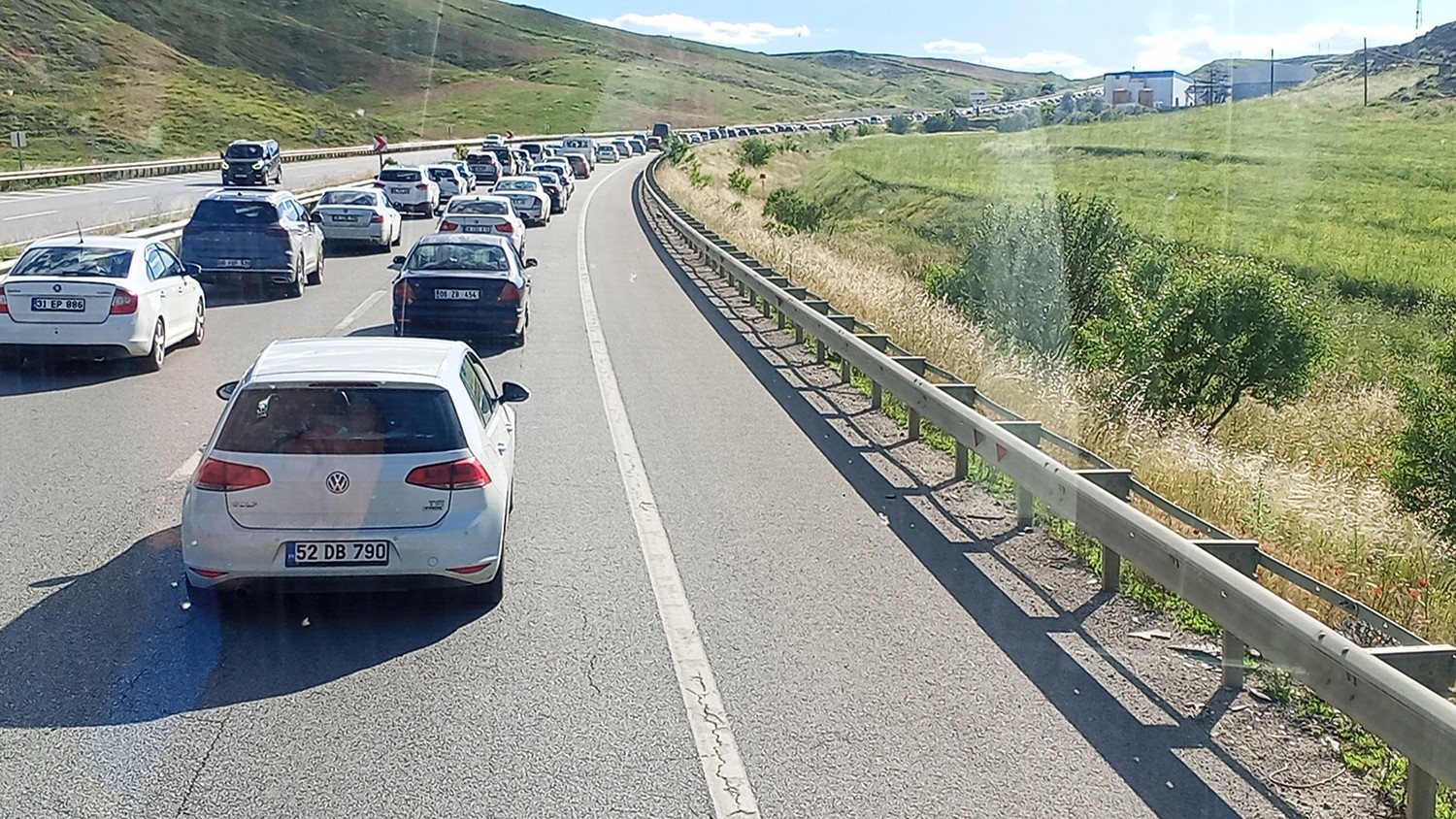 Trabzon’dan batıya dönüş kabusu: Ankara ve İzmir yolları tamamen kilitlendi 5 trabzondan batiya donus kabusu ankara ve izmir yollari tamamen kilitlendi 1 YPSmSks8