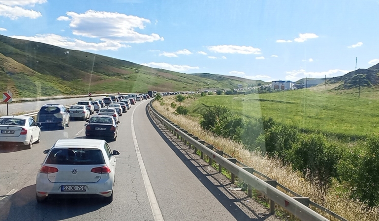 trabzondan-batiya-donus-kabusu-ankara-ve-izmir-yollari-tamamen-kilitlendi-yBrYVwsP.jpg