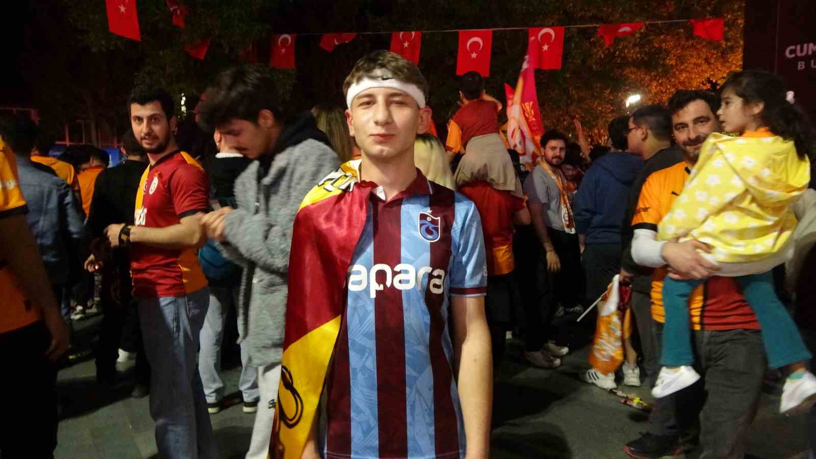 trabzonlu taraftar galatasarayin sampiyonluk kutlamasina katildi 0 38Y26DwK