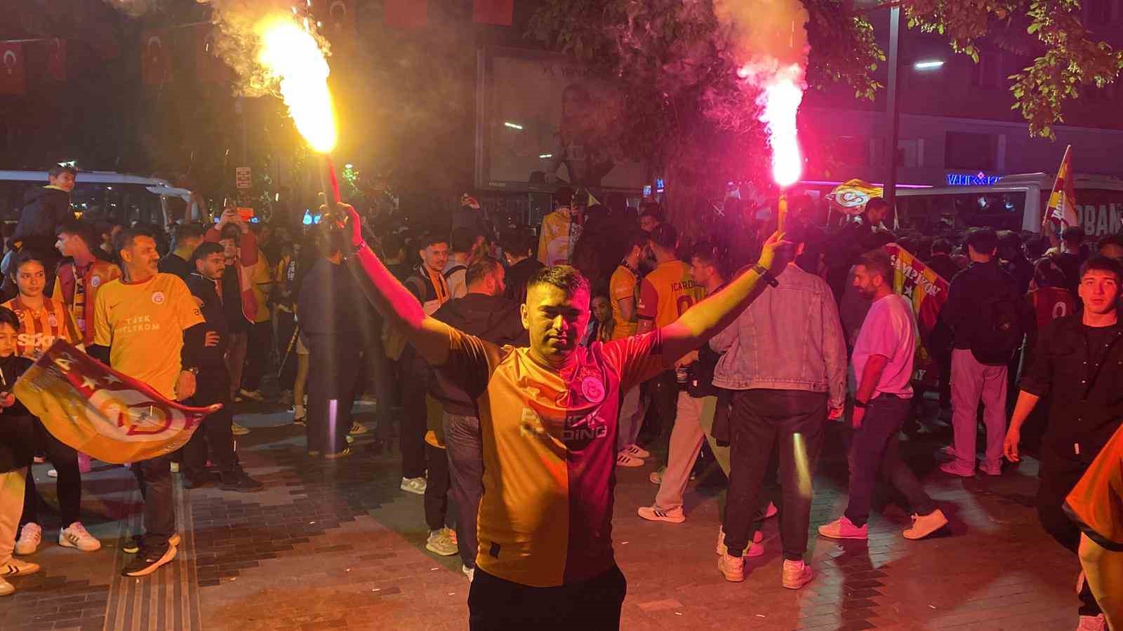 trabzonlu taraftar galatasarayin sampiyonluk kutlamasina katildi 1 HzjPp6My