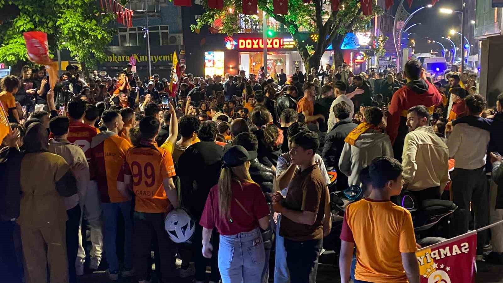 trabzonlu taraftar galatasarayin sampiyonluk kutlamasina katildi 10 UGt9dI8V