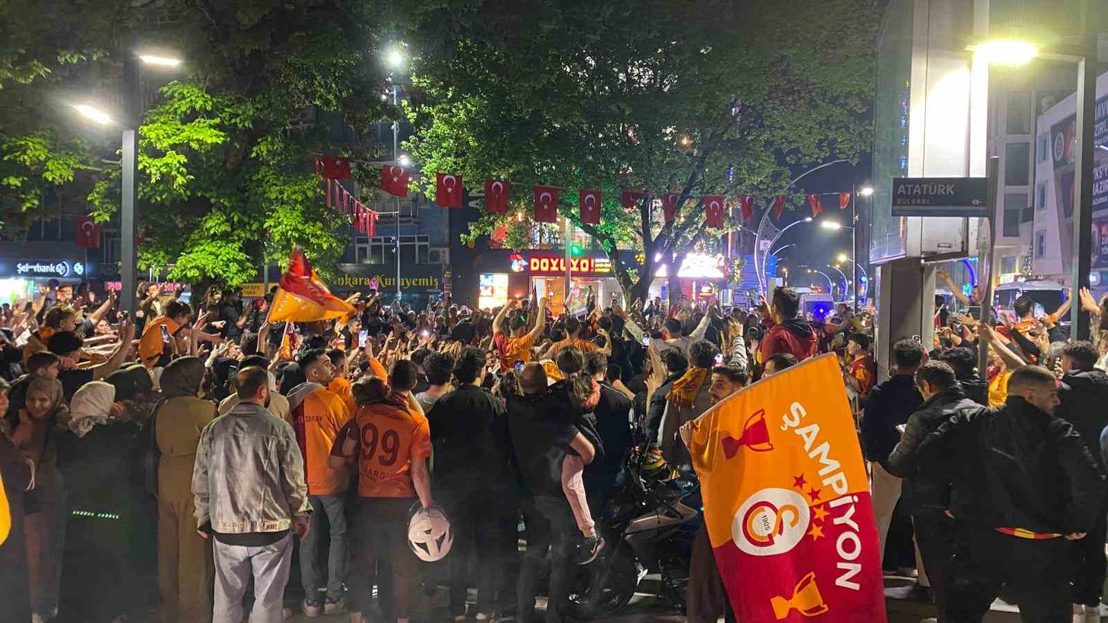 trabzonlu taraftar galatasarayin sampiyonluk kutlamasina katildi 11 jvWKlihd