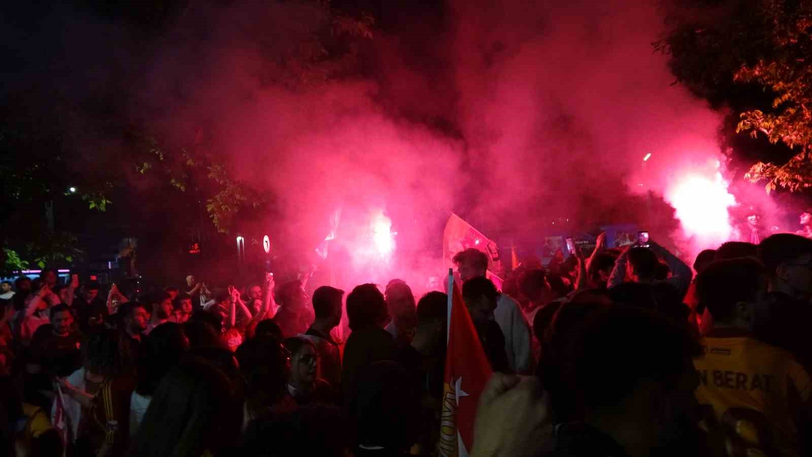 trabzonlu taraftar galatasarayin sampiyonluk kutlamasina katildi 12 SFw7OVQf