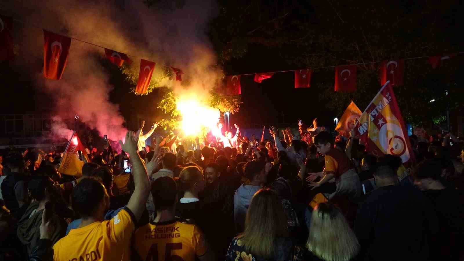 trabzonlu taraftar galatasarayin sampiyonluk kutlamasina katildi 14 Rk1JEywY