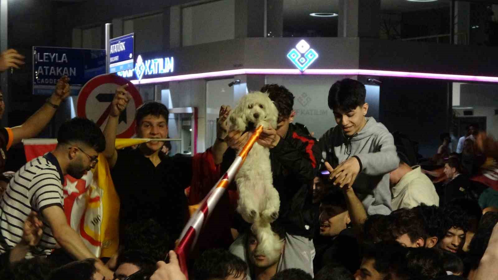 trabzonlu taraftar galatasarayin sampiyonluk kutlamasina katildi 15 J2HI3FdB