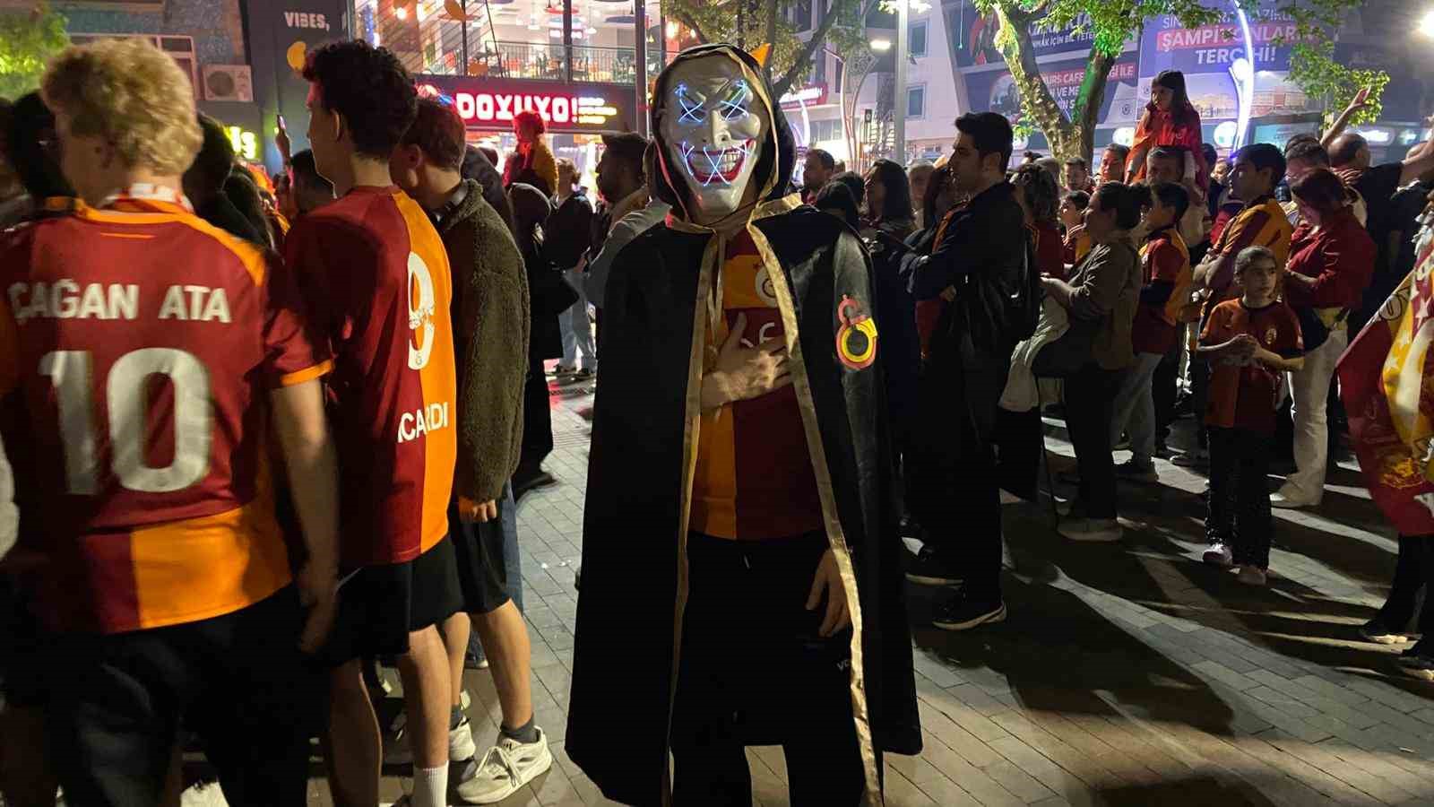 trabzonlu taraftar galatasarayin sampiyonluk kutlamasina katildi 2 JA1uORMW