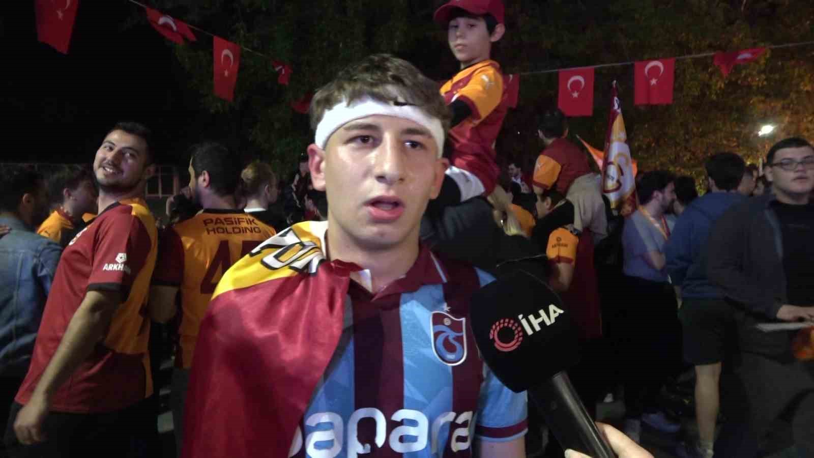 trabzonlu taraftar galatasarayin sampiyonluk kutlamasina katildi 3 RWhfVOsi