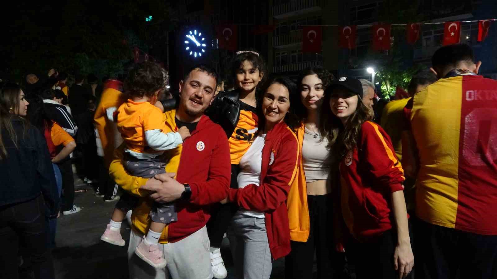 trabzonlu taraftar galatasarayin sampiyonluk kutlamasina katildi 4 QWn6wF4Y