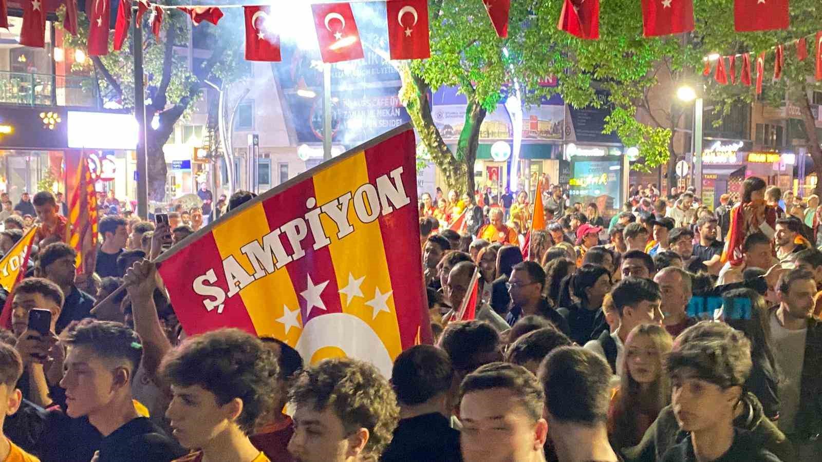 trabzonlu taraftar galatasarayin sampiyonluk kutlamasina katildi 5 kivHaiMq