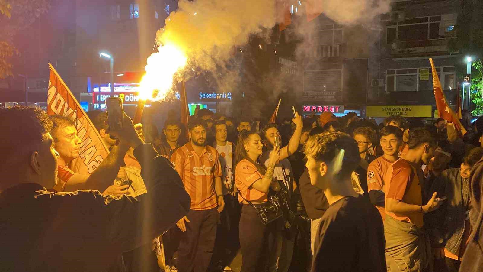 trabzonlu taraftar galatasarayin sampiyonluk kutlamasina katildi 6 UyKuWm2D